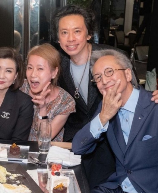 58岁叶童惹担忧瘦到青筋暴起和大9岁丈夫陈国熹疑似两代人