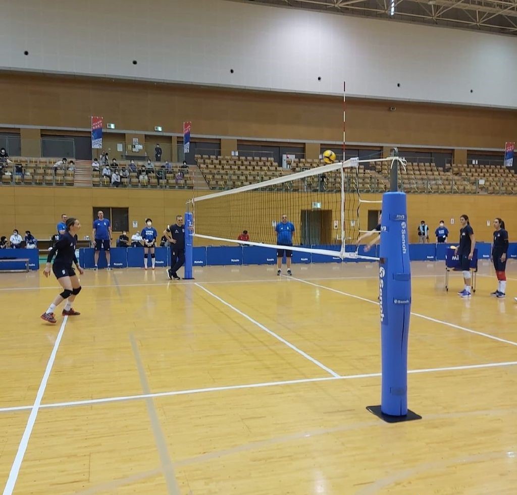 奥运冠军就这待遇?中国女排训练场地遭吐槽:没地胶没空调条件差