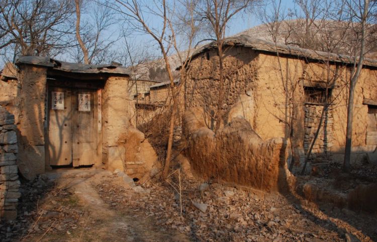 农村存留不多的老式土房子和石头房子满满的儿时回忆