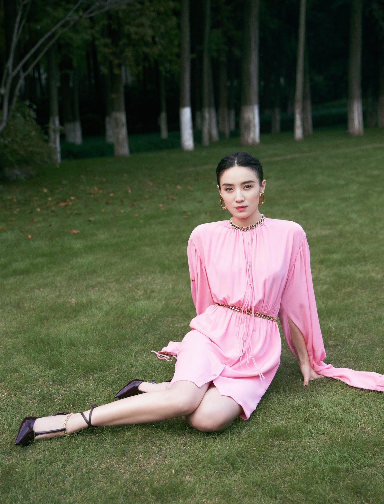 宋佳平常把好身材藏起来这回穿西装内搭薄纱上衣直接透出内衣