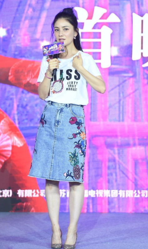 沙溢还真是好福气,胡可穿蓝色民族风服饰优雅温柔,美出新高度