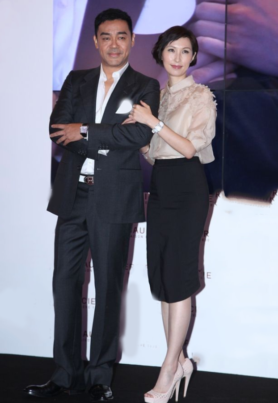 郭蔼明天然脸真抗老穿衬衫配长裙高雅又时髦刘青云真娶到宝了