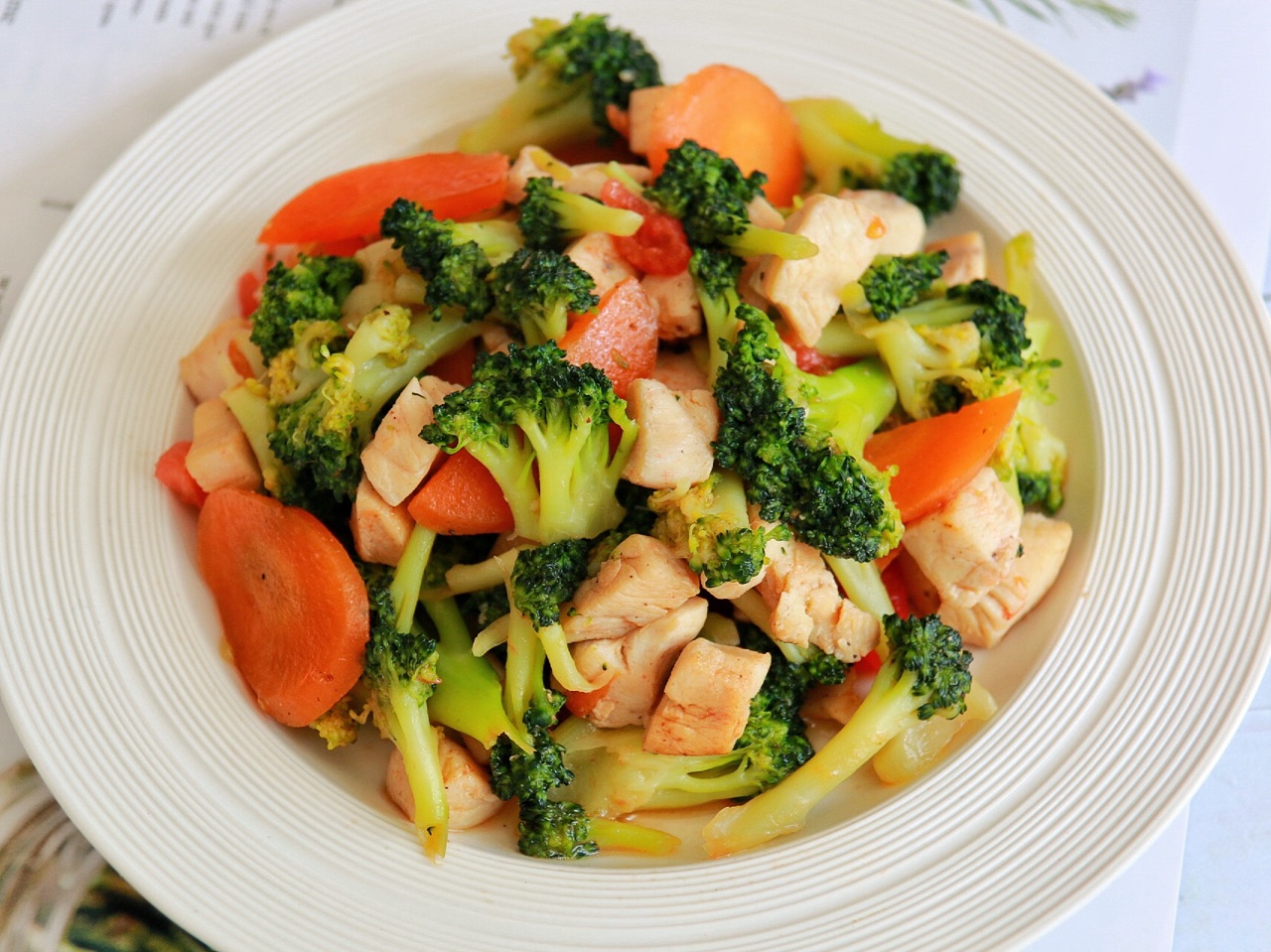 清淡可口的鸡胸肉炒西兰花不仅做法简单更是好吃不腻