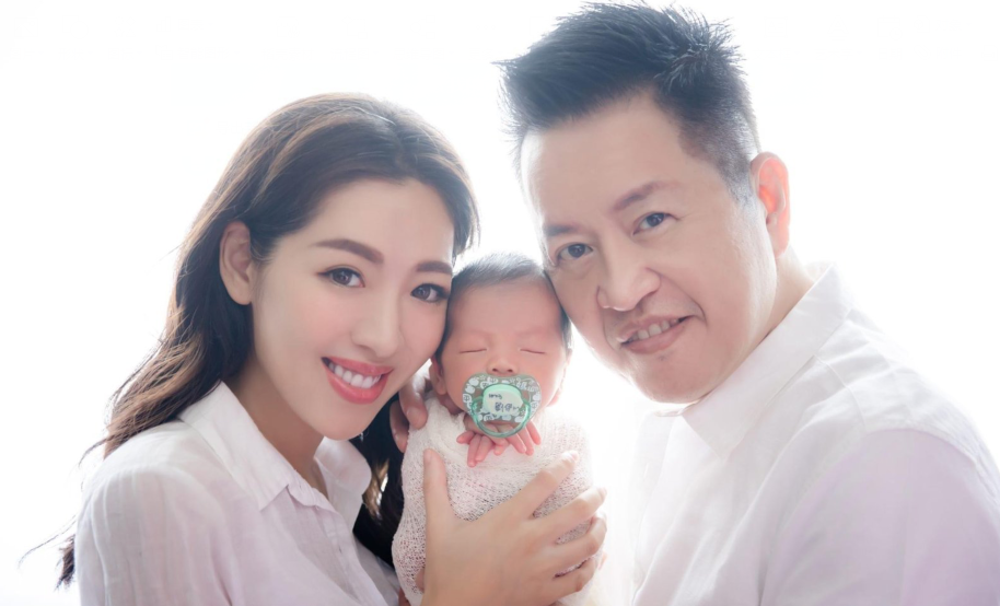 与大24岁富豪老公被指夫妻相,拍写真不见大女儿|刘伊心|二胎|富豪