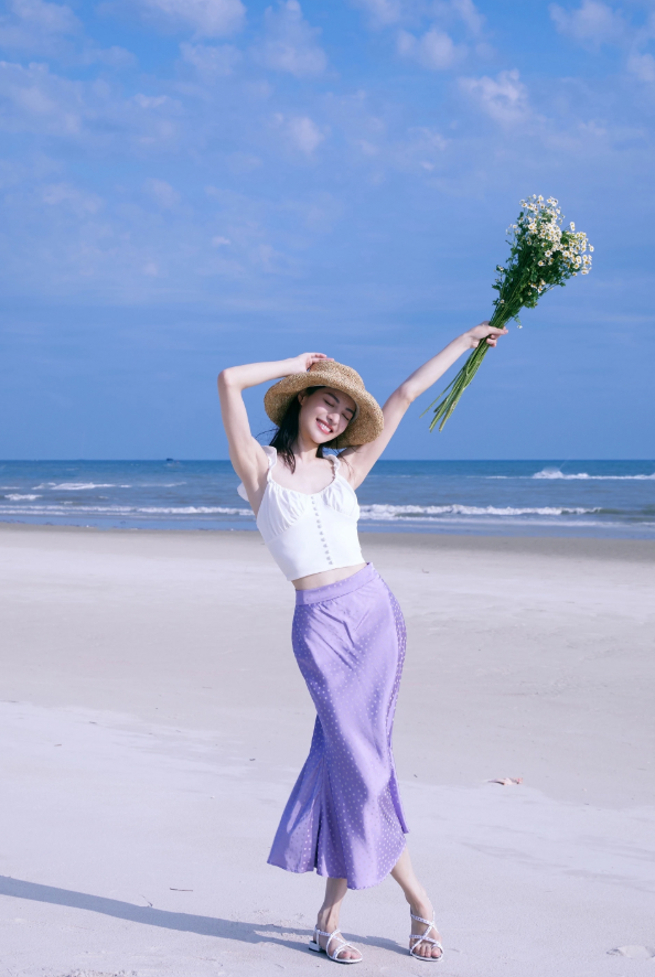 钟楚曦最新海边度假写真穿紫裙捧雏菊清爽温柔释放夏日气息