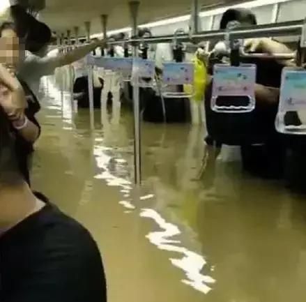 河南特大暴雨,郑州全城被淹,发生了的三件事,平凡中的不平凡!休闲区蓝鸢梦想 - Www.slyday.coM