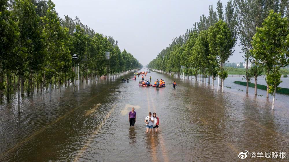 河南新乡各方齐聚转移洪水中的被困居民