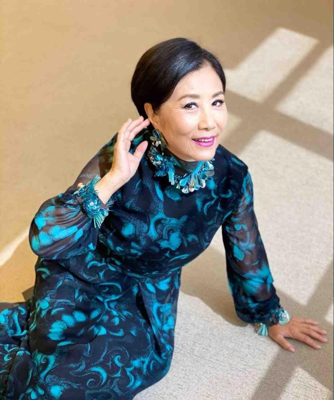 汪明荃真不像"奶奶辈",一袭绿色旗袍温婉古典,时尚感不输00后