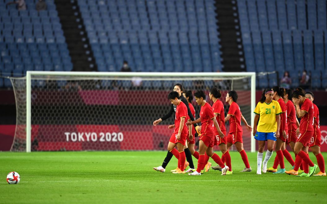 小组赛首战，中国女足0比5不敌巴西队。图/新华社
