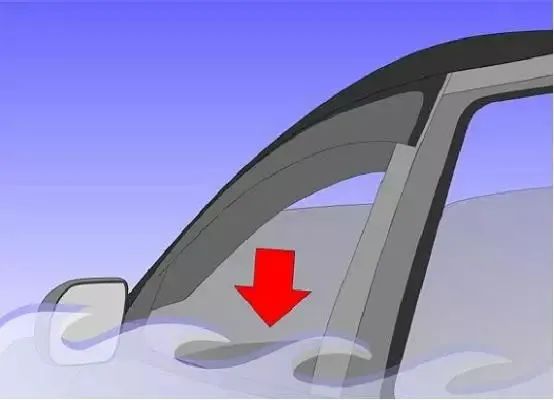 车辆落水时,如何正确逃生?