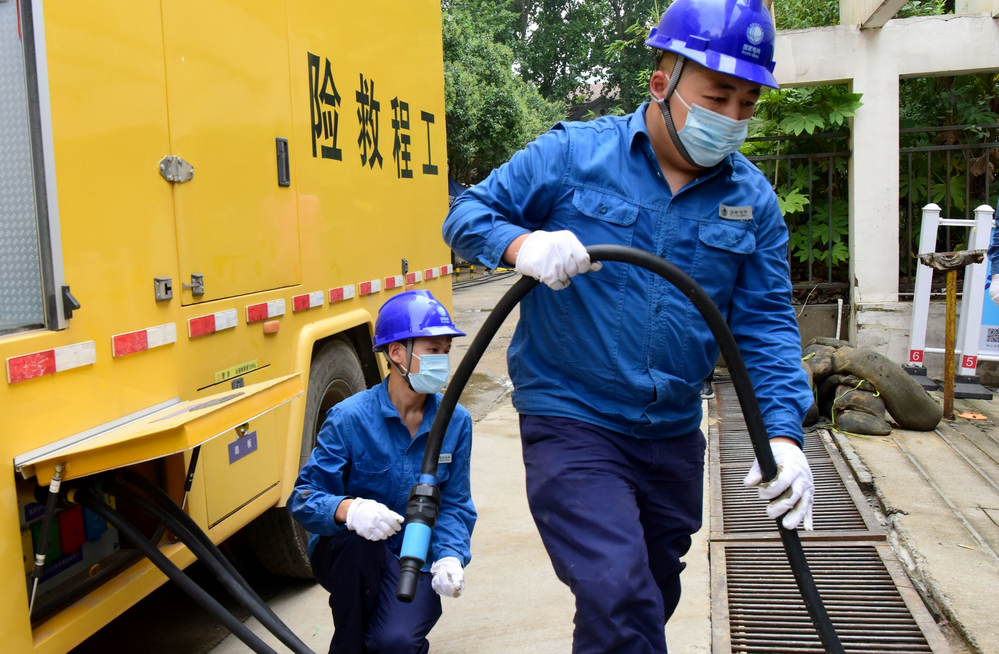 7月23日,来自国家电网山东菏泽供电公司的电力应急抢修增援人员在郑州