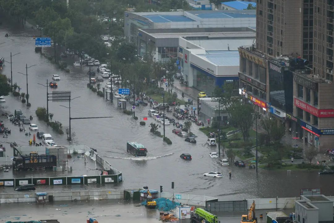 7月20日,河南郑州大暴雨,市区车辆涉水前行.图据视觉中国 原文如下