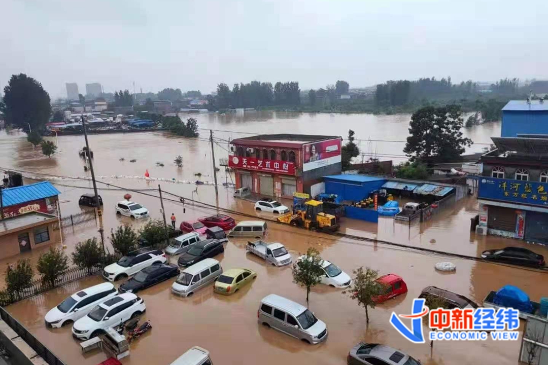 亲历水灾新乡救援人员挨家挨户敲门转移夜里冲锋舟差点被冲走