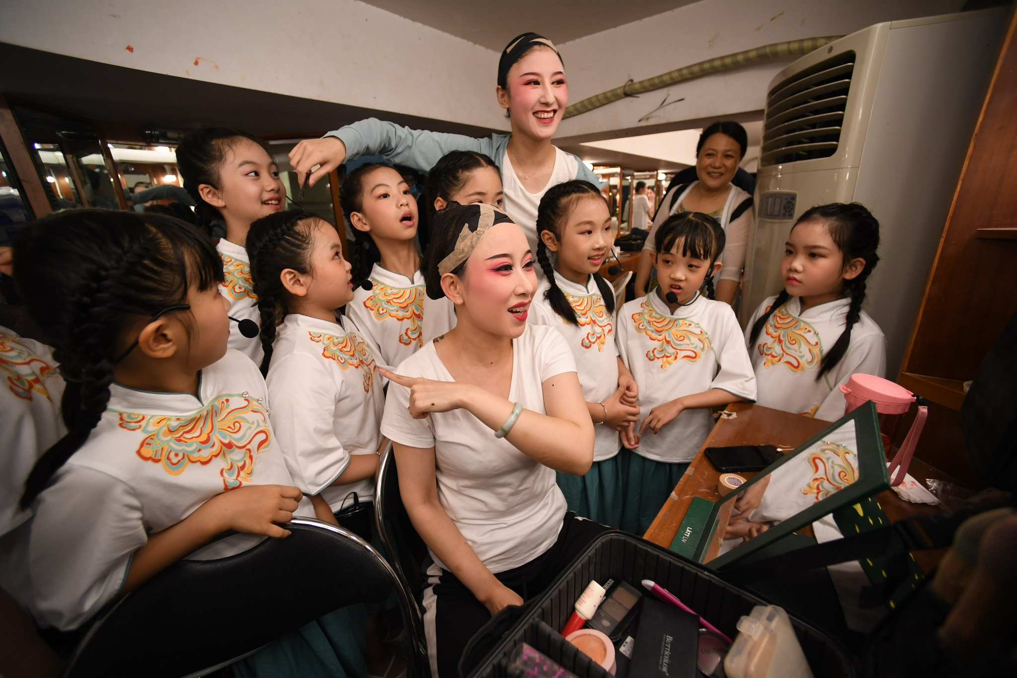 小戏迷走进闽剧院感受传统文化魅力