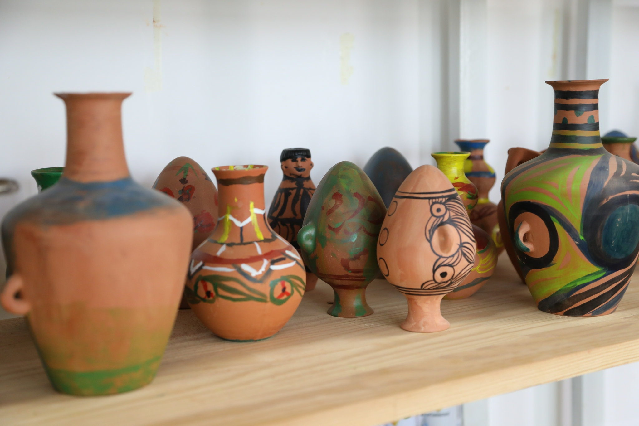 这是7月21日在甘肃省定西市临洮县马家窑彩陶文化小镇拍摄的孩子们