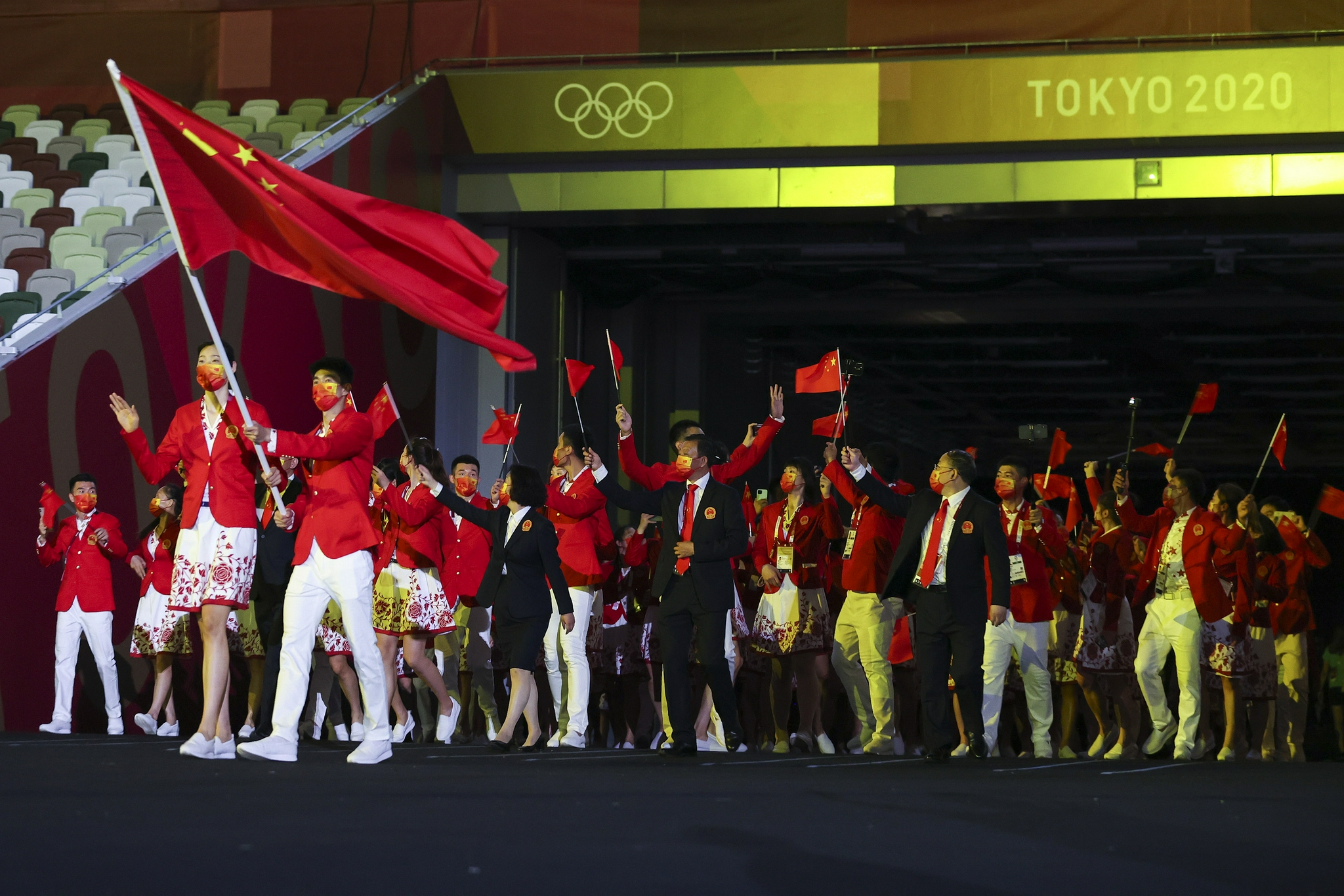 中国奥运会代表团走进会场。