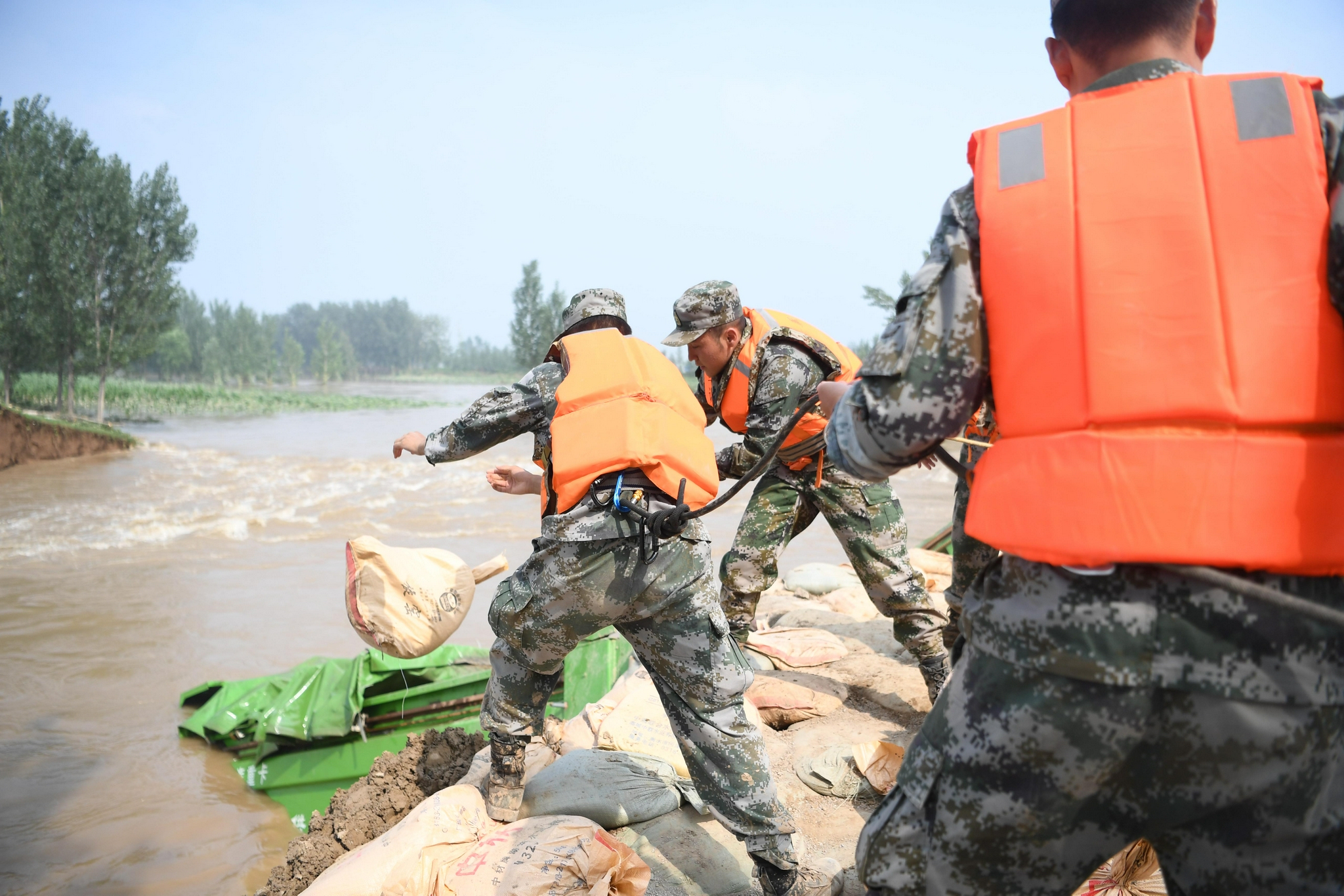 河南浚县:卫河河堤决口 封堵正在进行