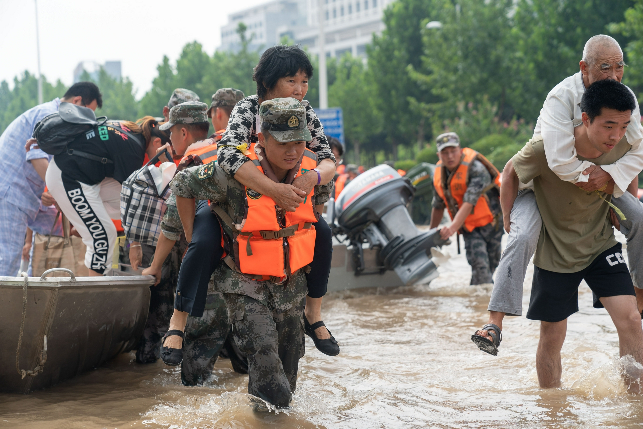 河南紧急启用蓄滞洪区 全力抗洪抢险救灾
