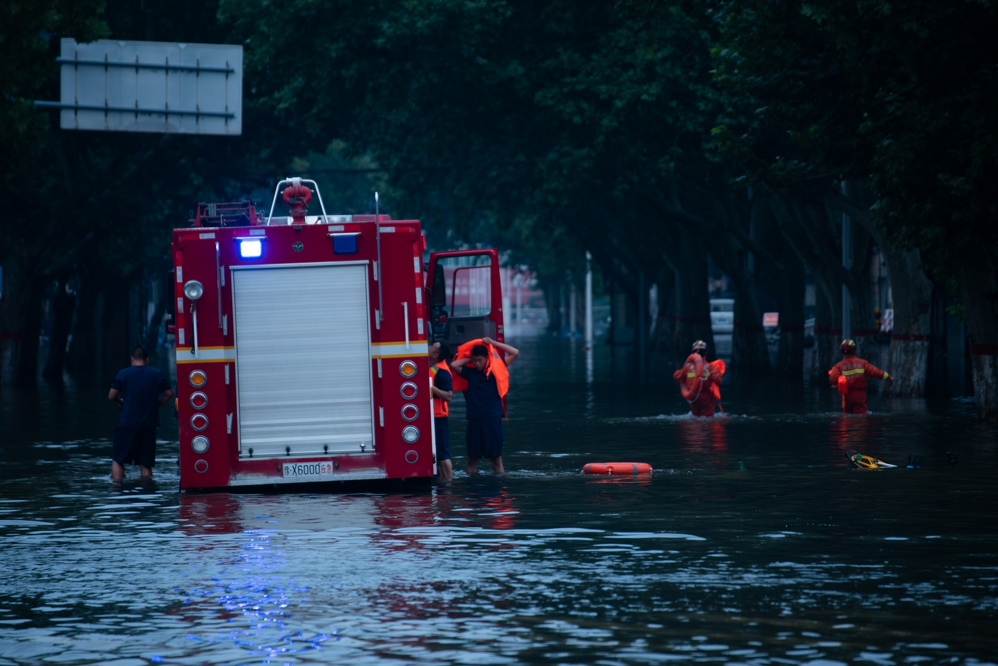 抗洪一线|新乡泄洪!卫辉紧急转移数千人 重灾区急需通信设施