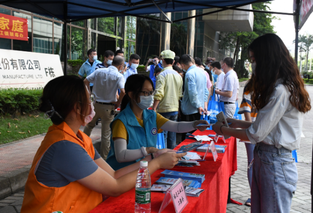 黄江镇开展平安文化进企业宣传活动