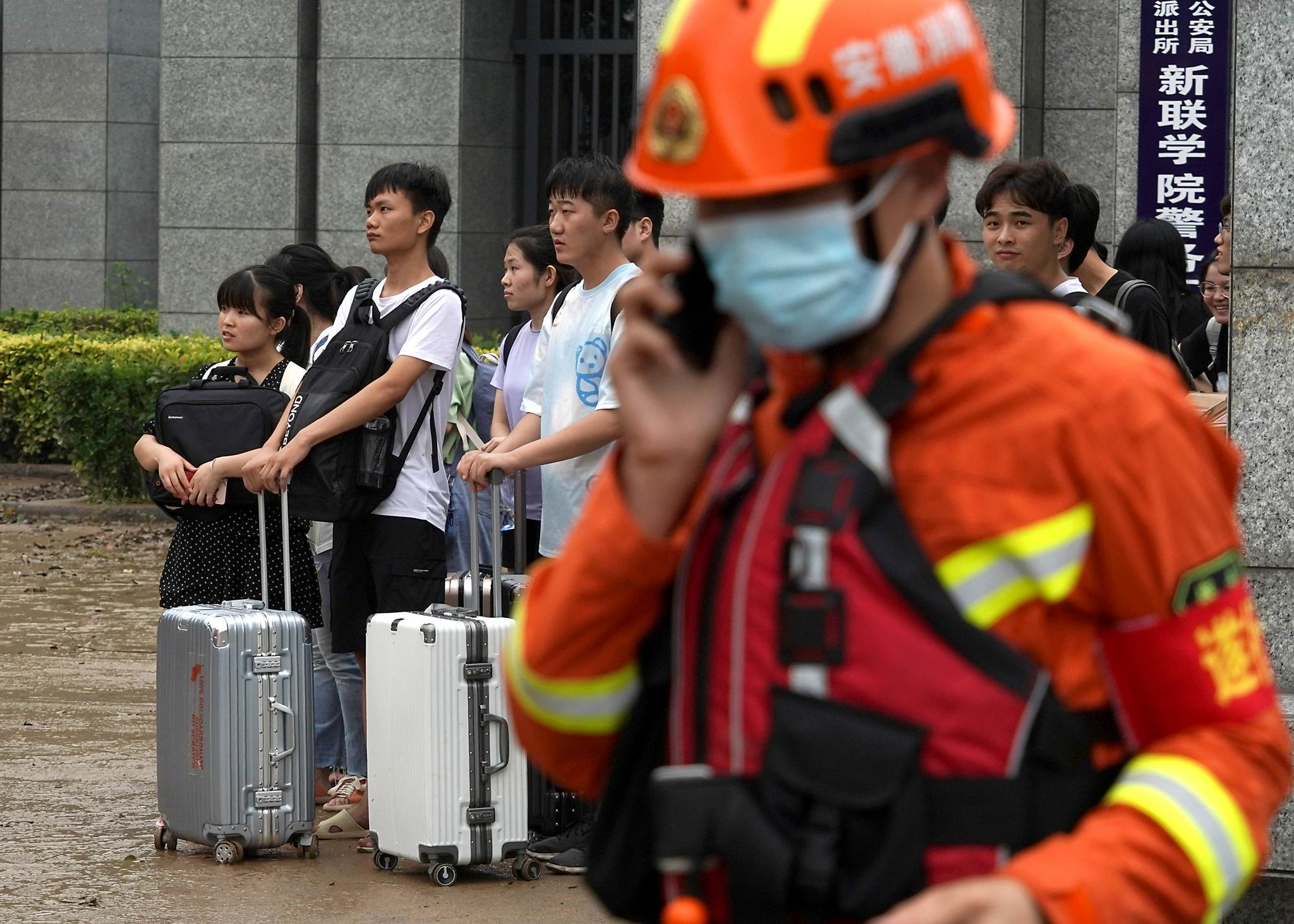 郑州:中原科技学院被困人员疏散|郑州市|安徽省|合肥市_新浪新闻