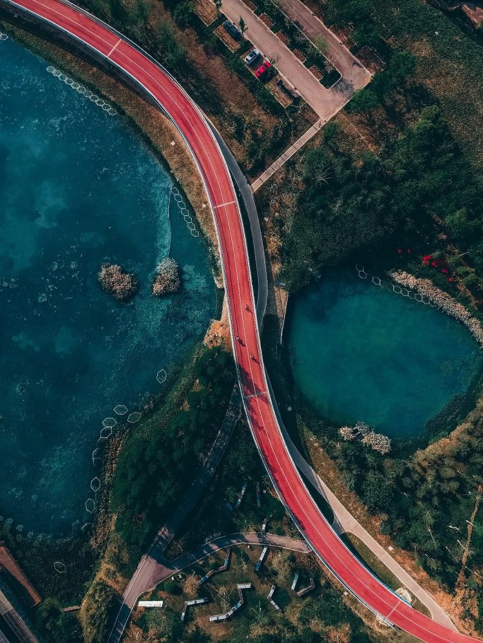 湖水蔚蓝，在白鹭湾湿地公园绿道上骑行的人看尽一路美景。图片来源：蒋人可 摄