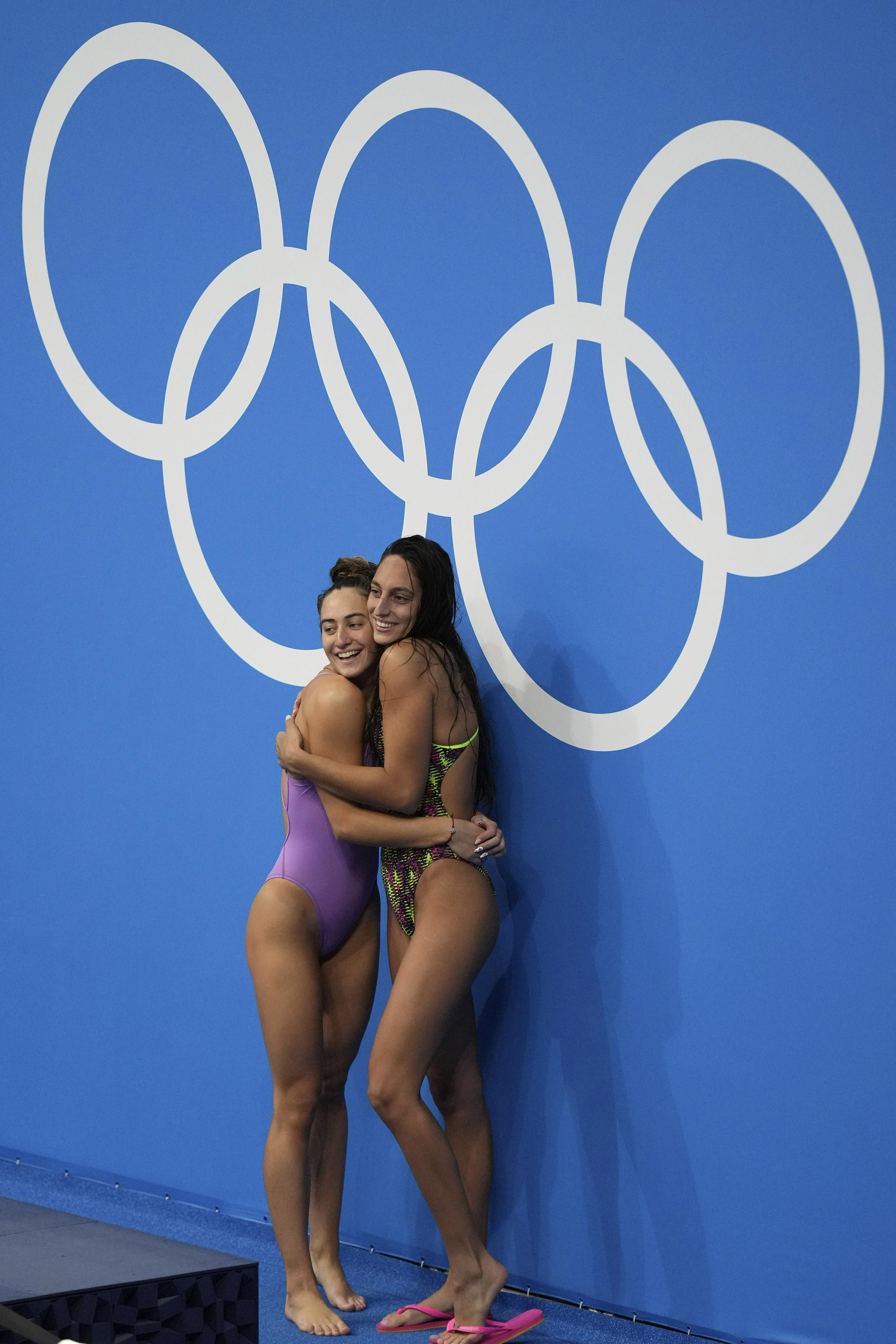 互相拥抱的奥运选手。