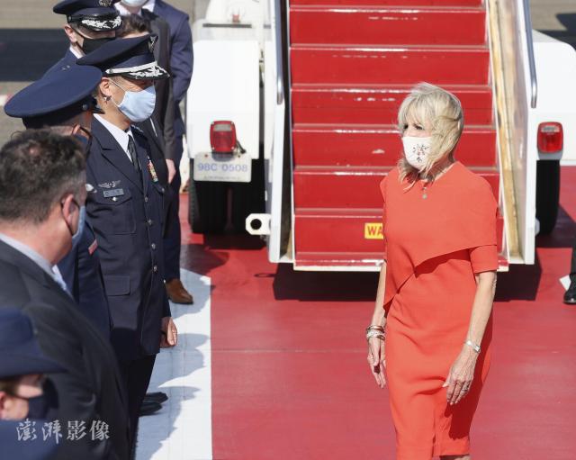 当地时间7月22日，美国总统拜登的夫人吉尔·拜登抵达，将出席东京奥运会开幕式。图自澎湃影像