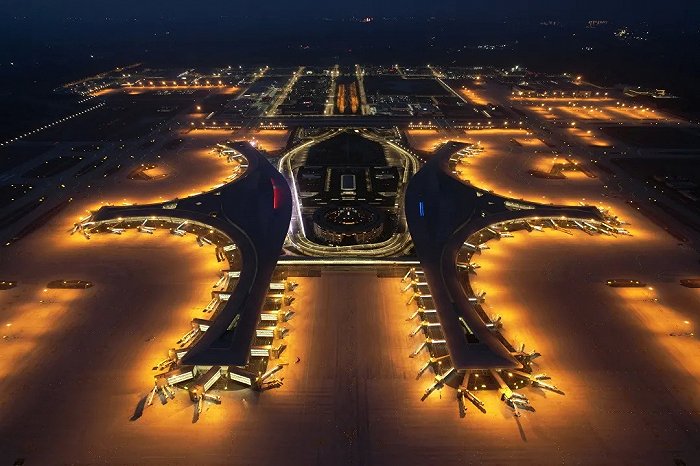 夜幕之中，成都天府国际机场灯火辉煌。图片来源：曾乙伦 摄