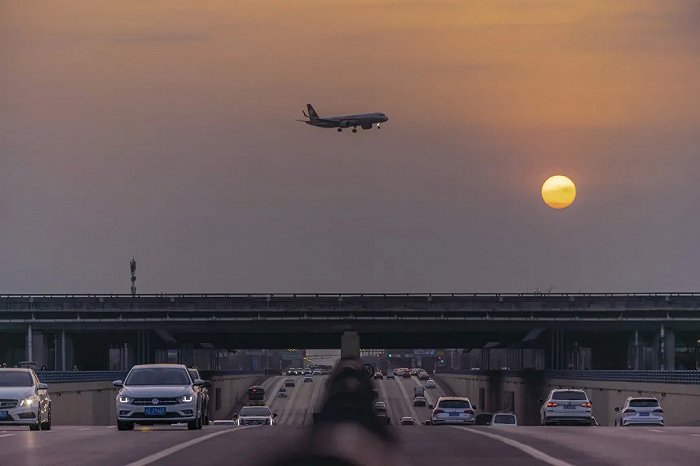 成都双流国际机场 | 陆上川流不息，空中飞机穿云，城市熠熠生辉。图片来源：米克 摄