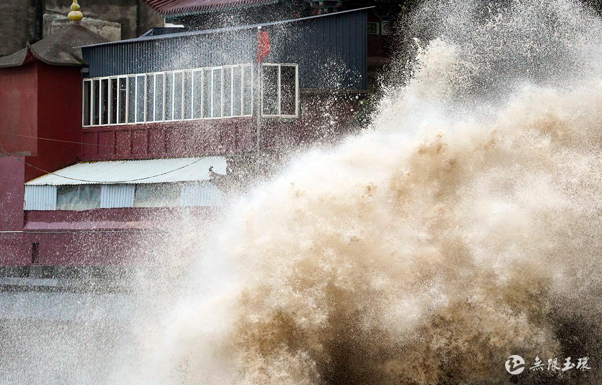 台风来袭 玉环东沙海域掀巨浪