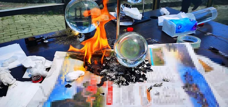 正文  "香水玻璃瓶体就是类似凸透镜的造型,炎炎烈日下极容易聚光