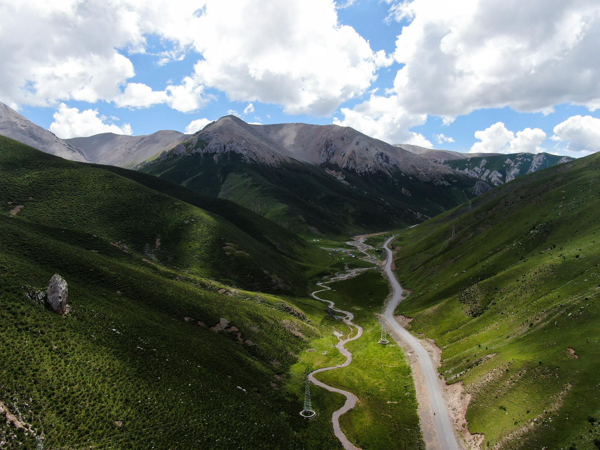 这是7月22日在青海省玉树藏族自治州囊谦县境内拍摄的风光(无人机照片