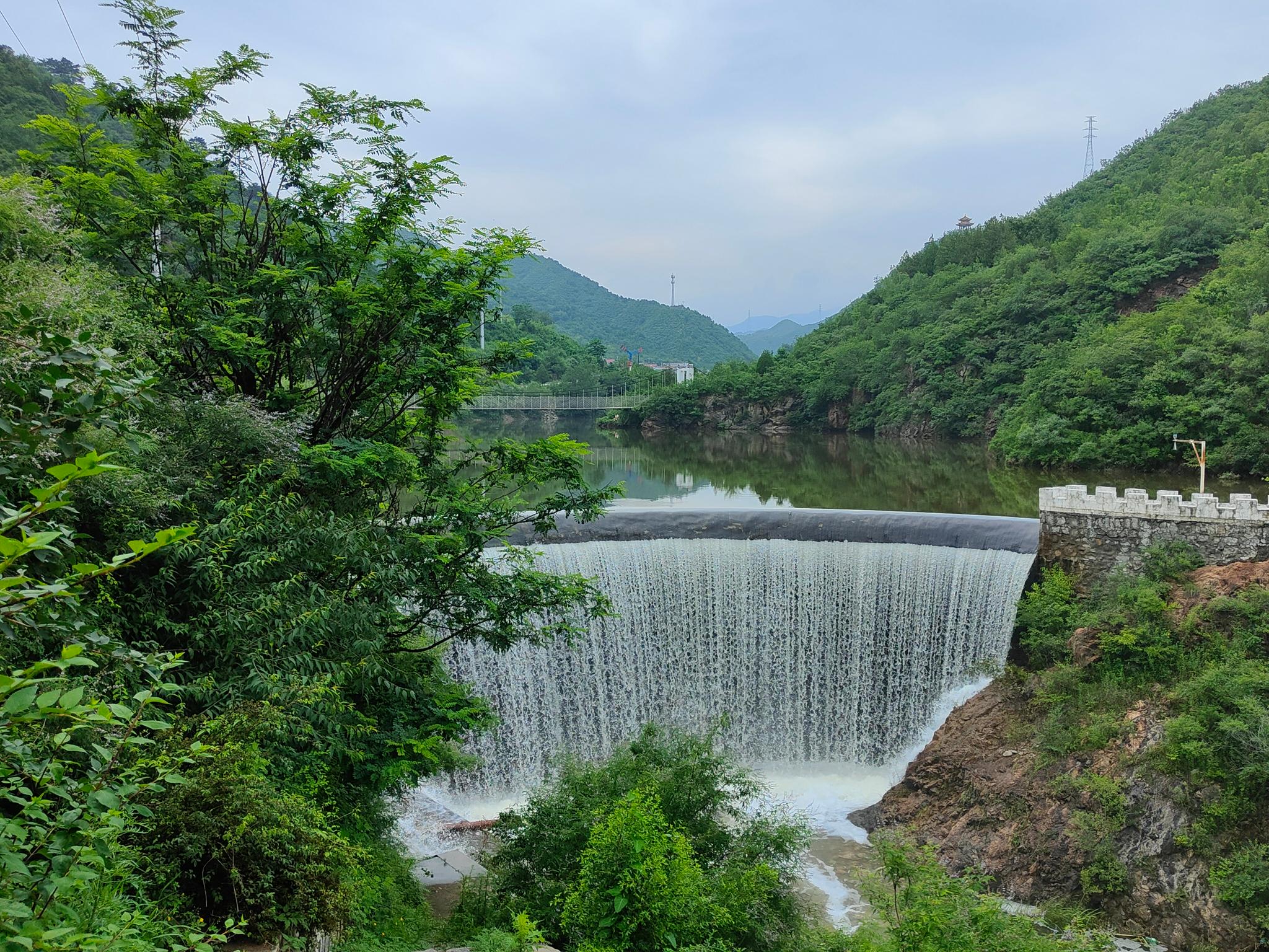 恍如仙境!怀柔汤河口镇银河沟水库大坝现飞瀑美景
