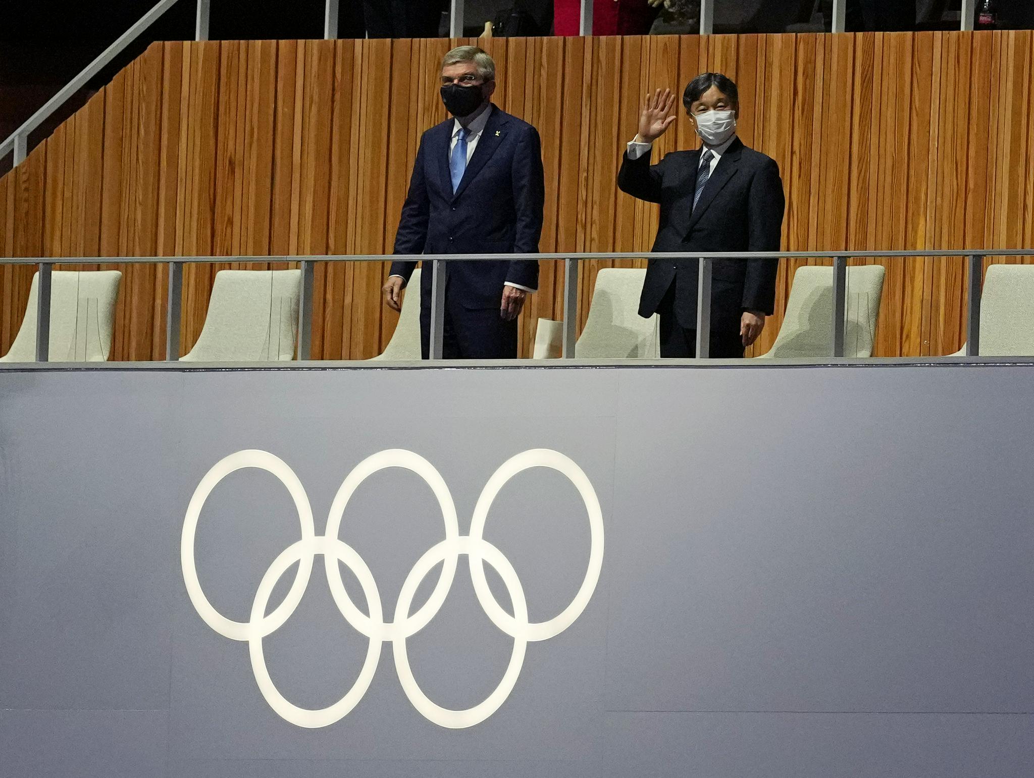 国际奥委会主席巴赫和日本天皇。