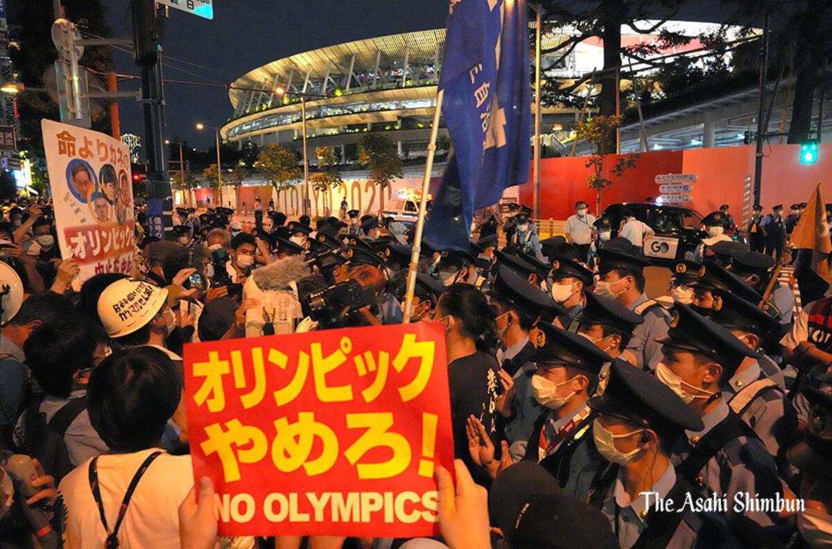 场内正举行开幕式场外在喊不要奥运会