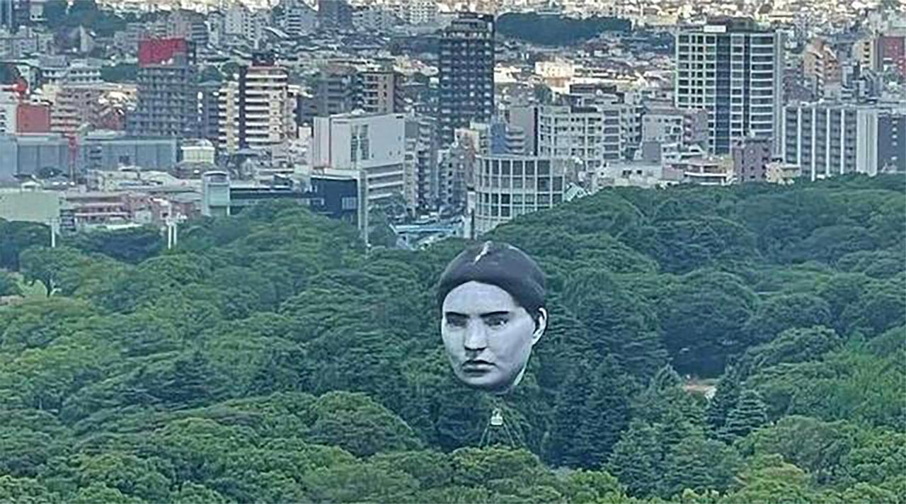 这巨大人头漂浮在空中居然是东京奥运会吉祥物诡异不
