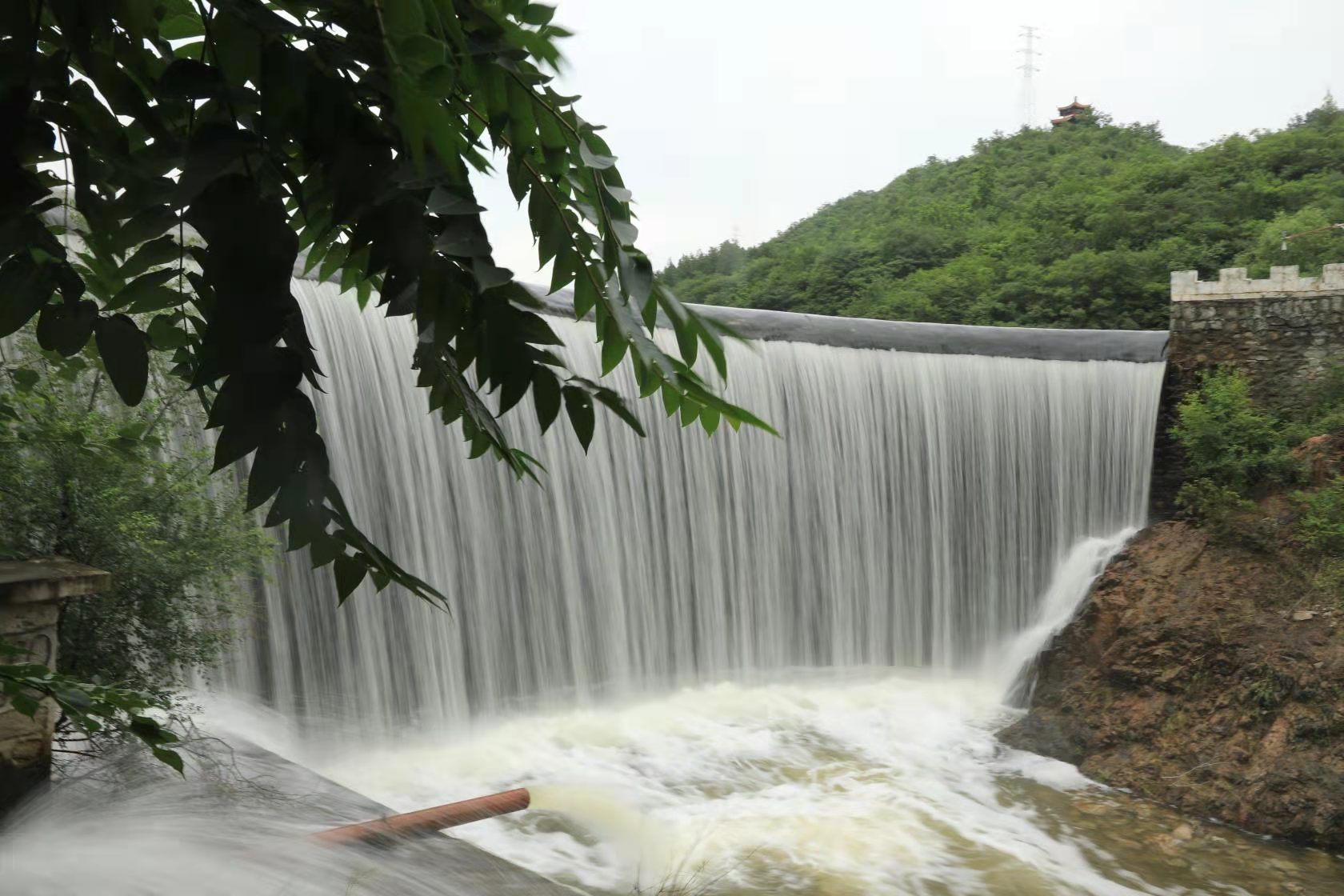 恍如仙境!怀柔汤河口镇银河沟水库大坝现飞瀑美景