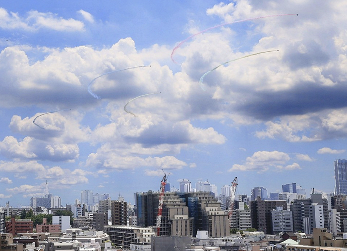 东京奥运会今日开幕，日本特技飞行队在东京上空“画出”五环