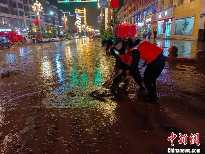 青海祁连县突降暴雨 多部门闻"汛"联动抢险保通