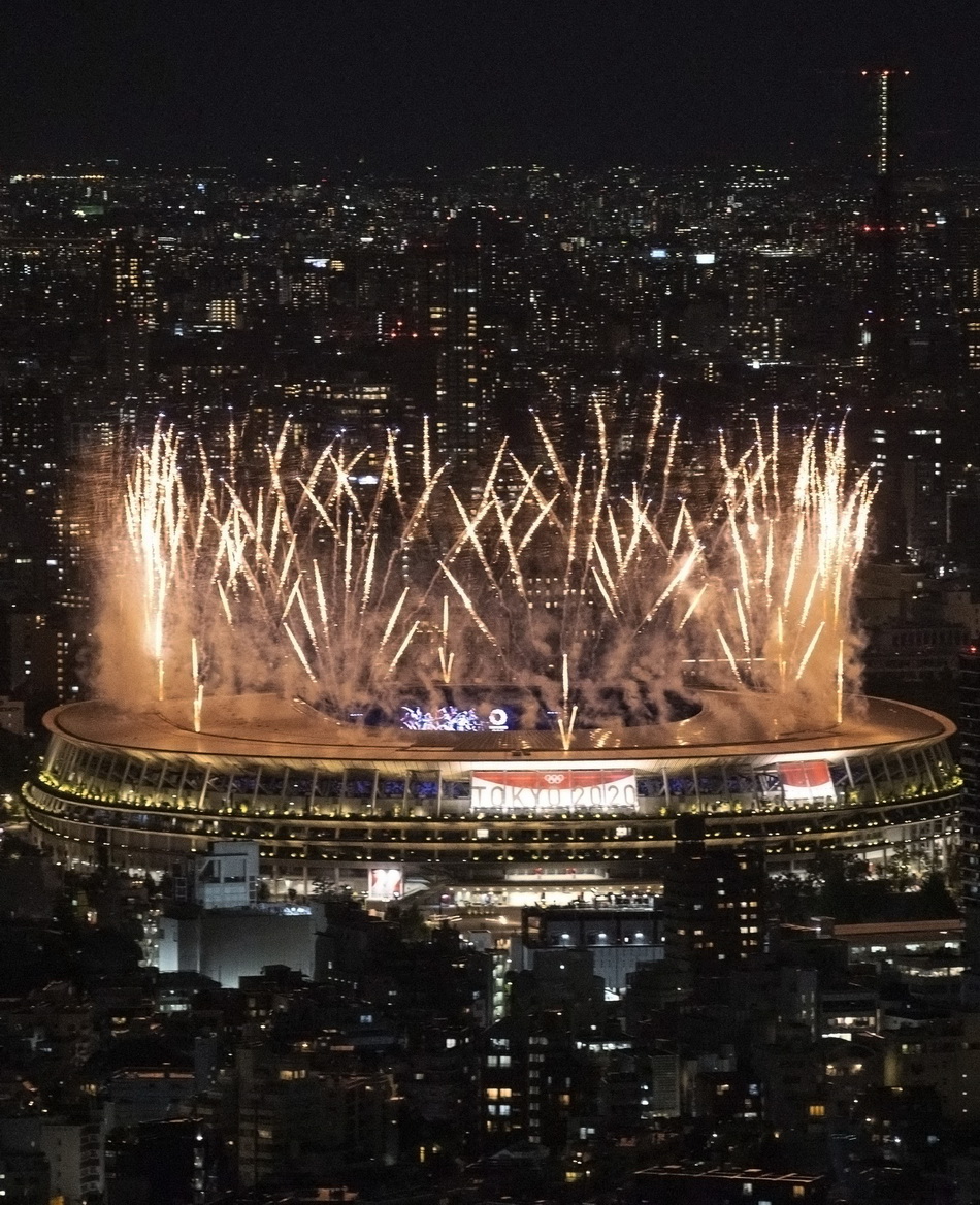 东京新国立竞技场燃放烟花。