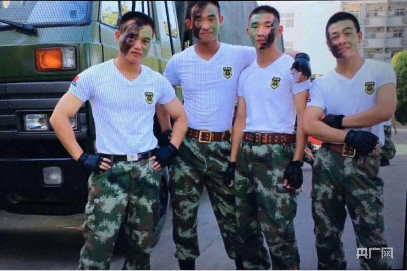 暴雨中郑州外卖小哥接“超长跑腿订单”：深夜蹚水救出被困公交车的老人休闲区蓝鸢梦想 - Www.slyday.coM