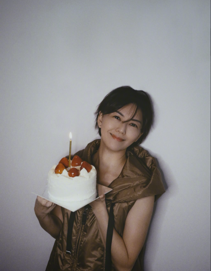 孙燕姿晒照为自己庆生 手捧蛋糕面露幸福笑容