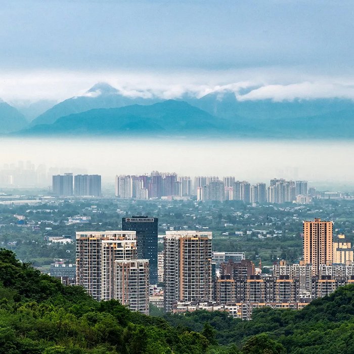 坐山观城，在成都龙泉山之上便可将雪山下的公园城市收入眼底。图片来源：嘉楠 摄