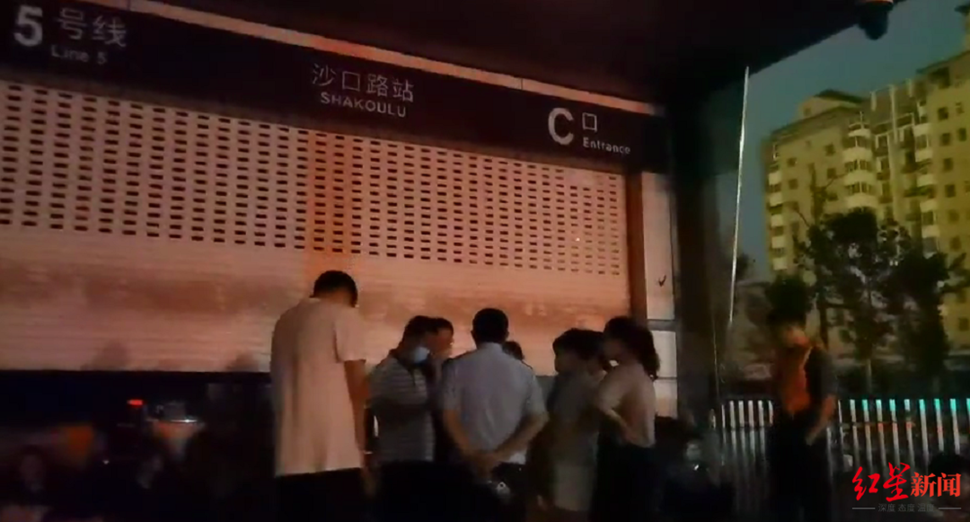 郑州地铁5号线6名失联者家属在警方陪同下进入地铁站寻人：对着隧道呼喊，没有回应休闲区蓝鸢梦想 - Www.slyday.coM