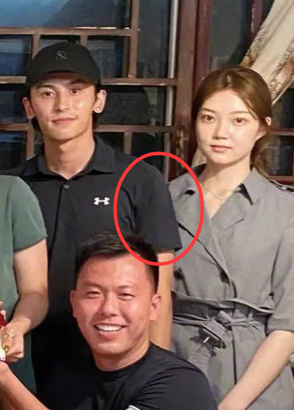 曝张哲瀚成功求婚女友好友发声辟谣单身狗一个有了帮他公开