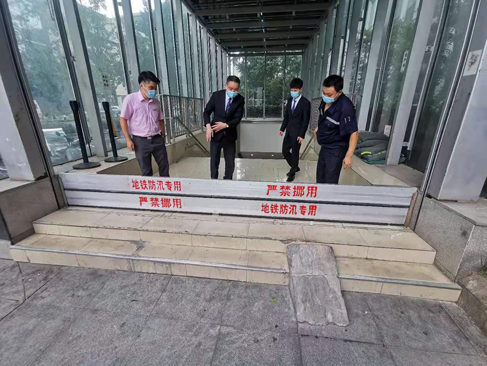 静安寺地铁站工作人员在出入口处放置防汛板.