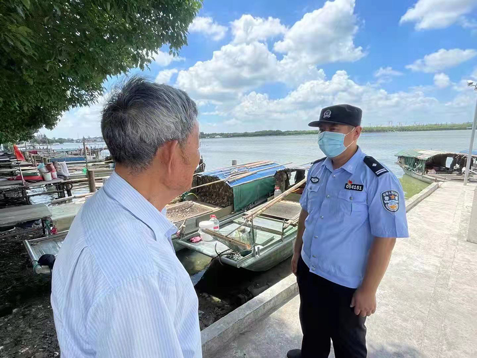民警至淀山湖水域渔民村对渔村开展防台防汛宣传，提醒大家做好自身防护。
