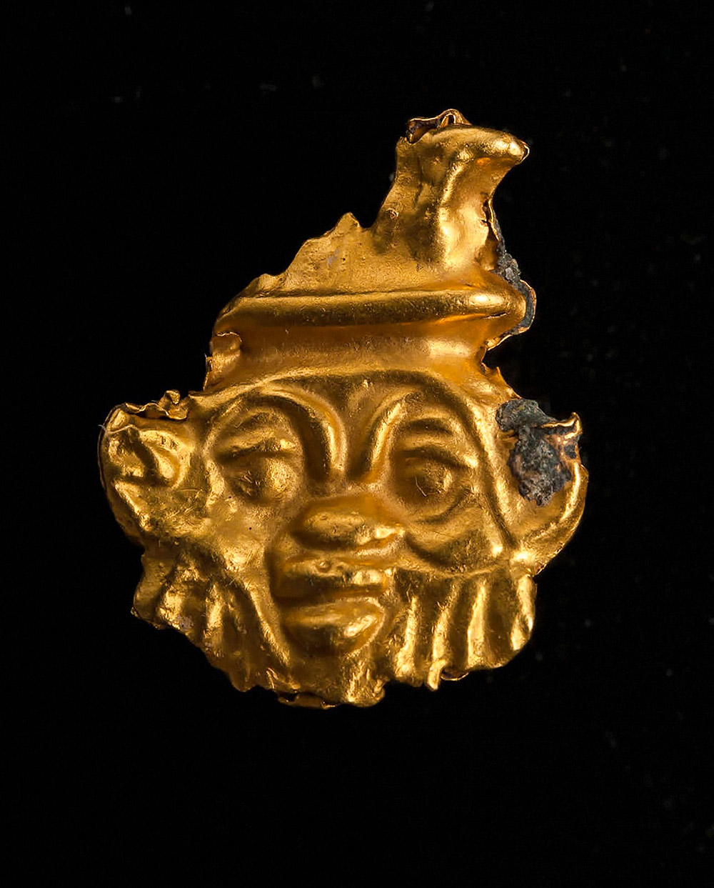 当地时间2021年7月19日，埃及阿布吉尔湾， 当地考古团队在海地沉船上发现了公元前200年的文物，图为一副黄金碎片。