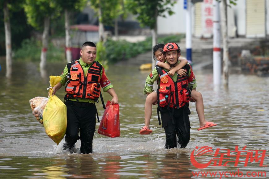 7月23日下午,河南新乡卫辉市宝塔东路上,各路救援力量集结,转移被洪水